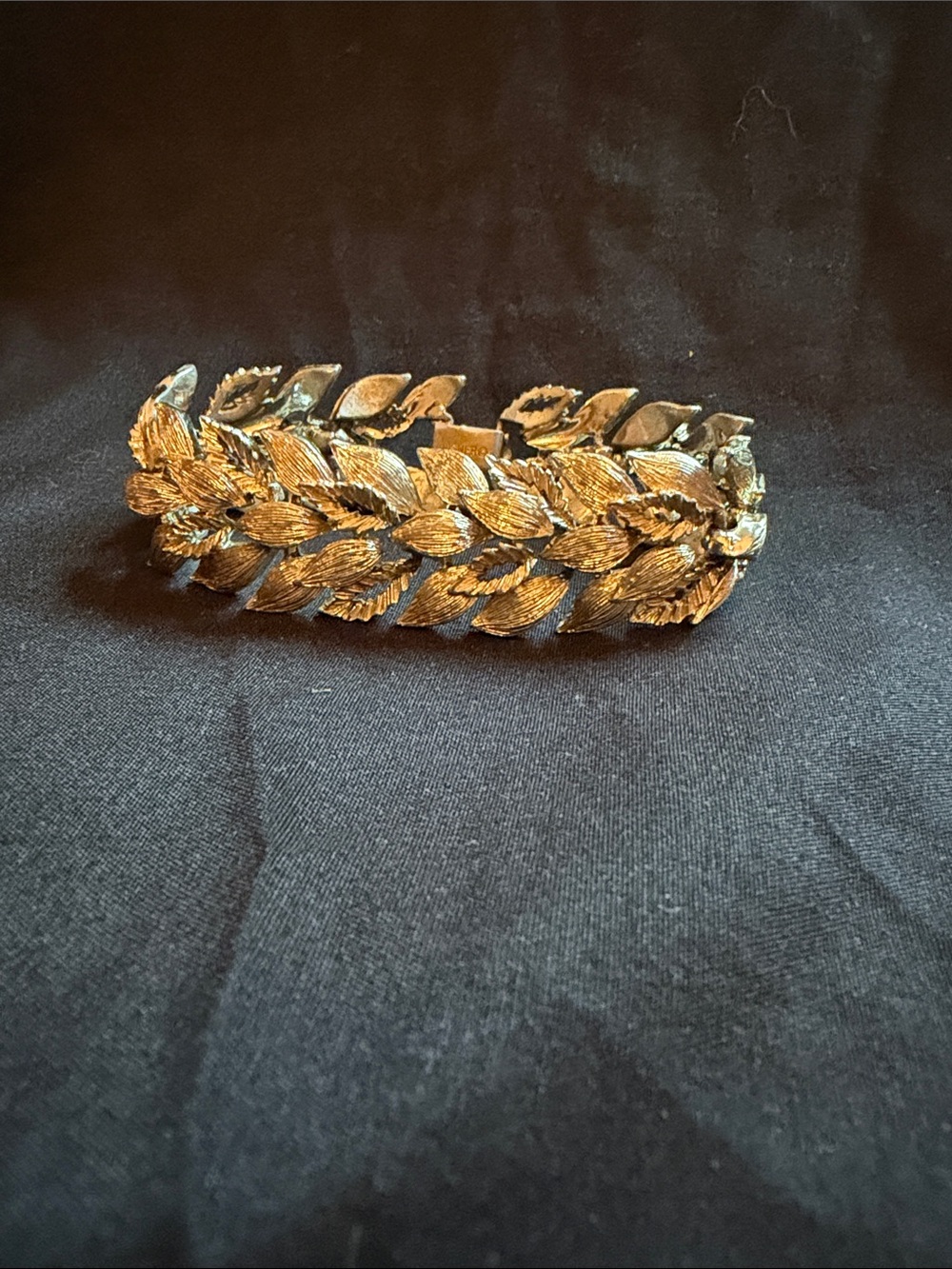 Lisner Gold Leaf Link Bracelet - Textured Botanical Design vintage antique